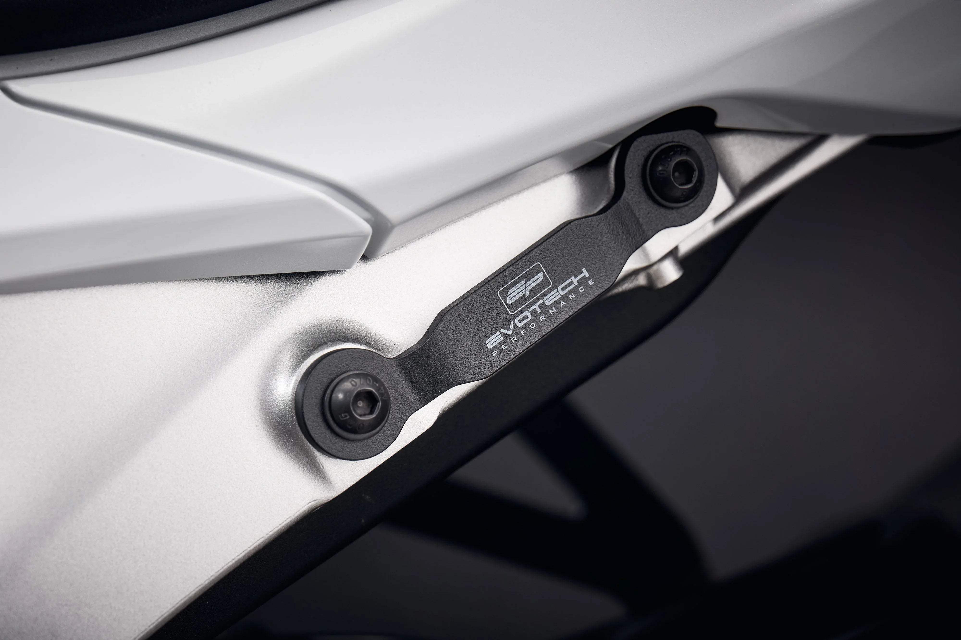 Evotech Kawasaki ZX6R Pillion Footpeg Blanking Plate (2009 - 2012) - Soziusfußrastenabdeckung | Evotech Performance