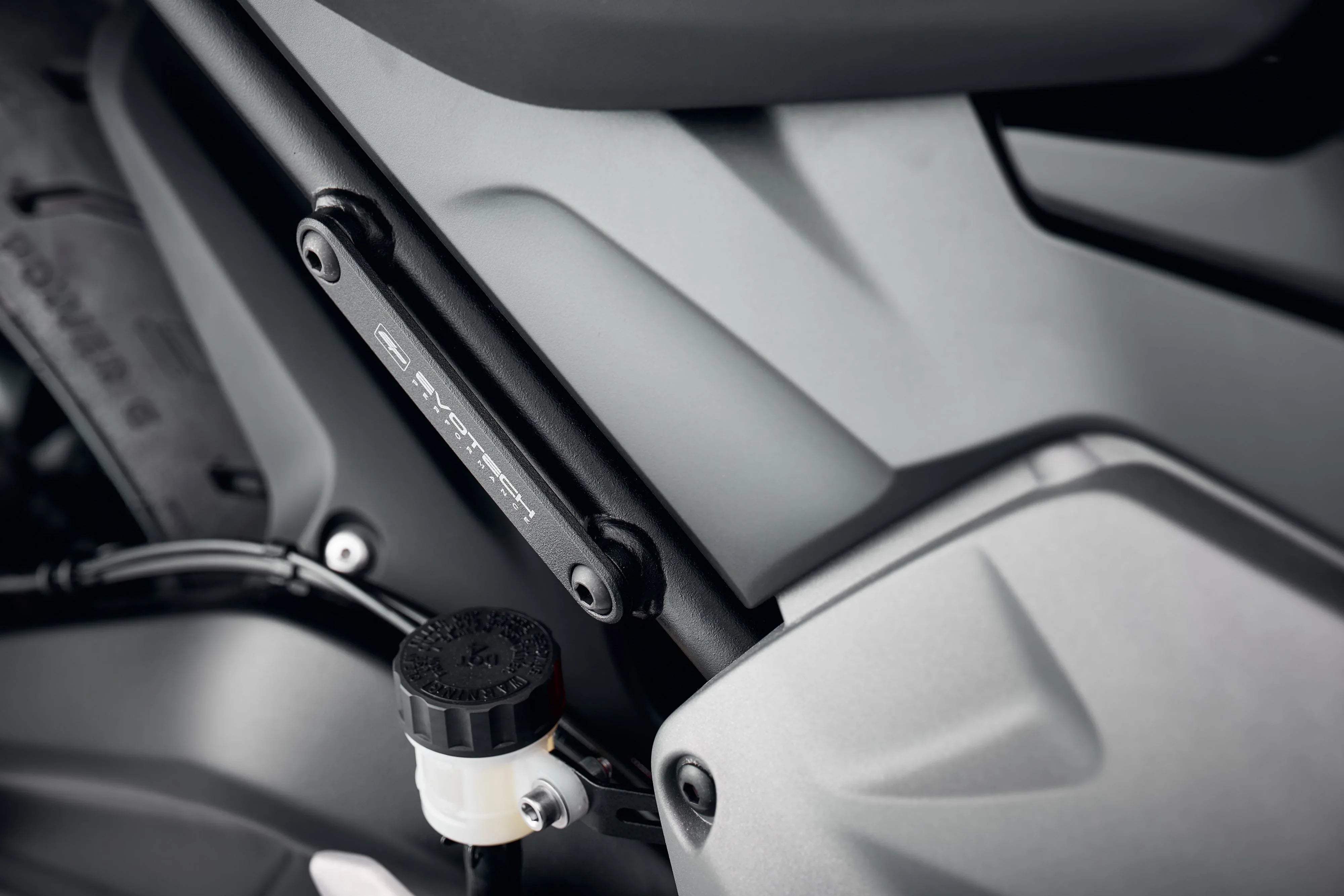 Evotech Pillion Footpeg Removal Kit - Triumph Trident (2021 - 2024) - Soziusfußrastenabdeckung | Evotech Performance