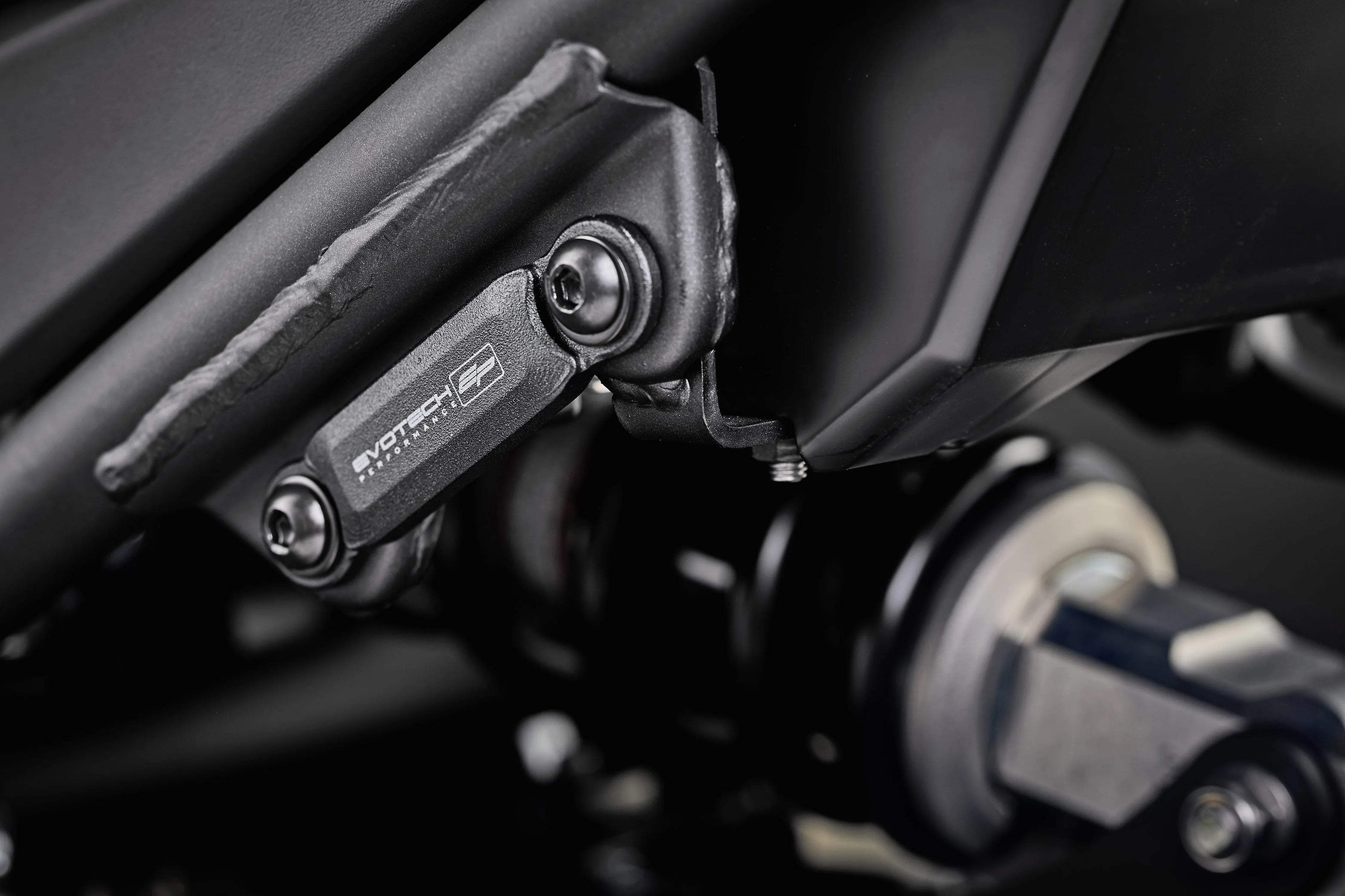 Evotech Exhaust Hanger & Pillion Footpeg Removal Kit - Kawasaki Z900 SE (2025+) - Auspuffhalterung | Evotech Performance
