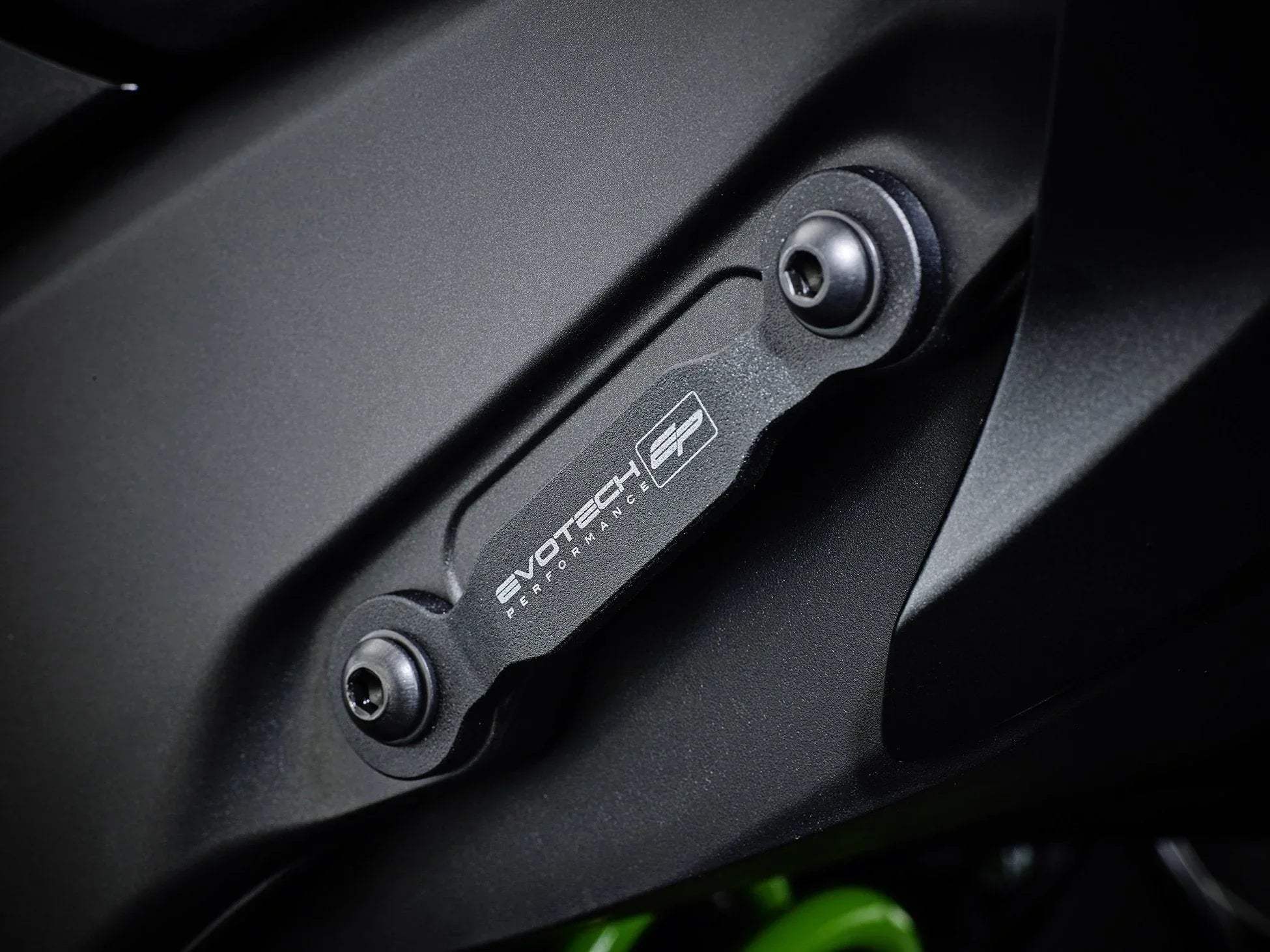 Evotech Kawasaki Ninja ZX-10R Performance Exhaust Hanger & Pillion Footpeg Removal Kit (2021+) - Auspuffhalterung | Evotech Performance