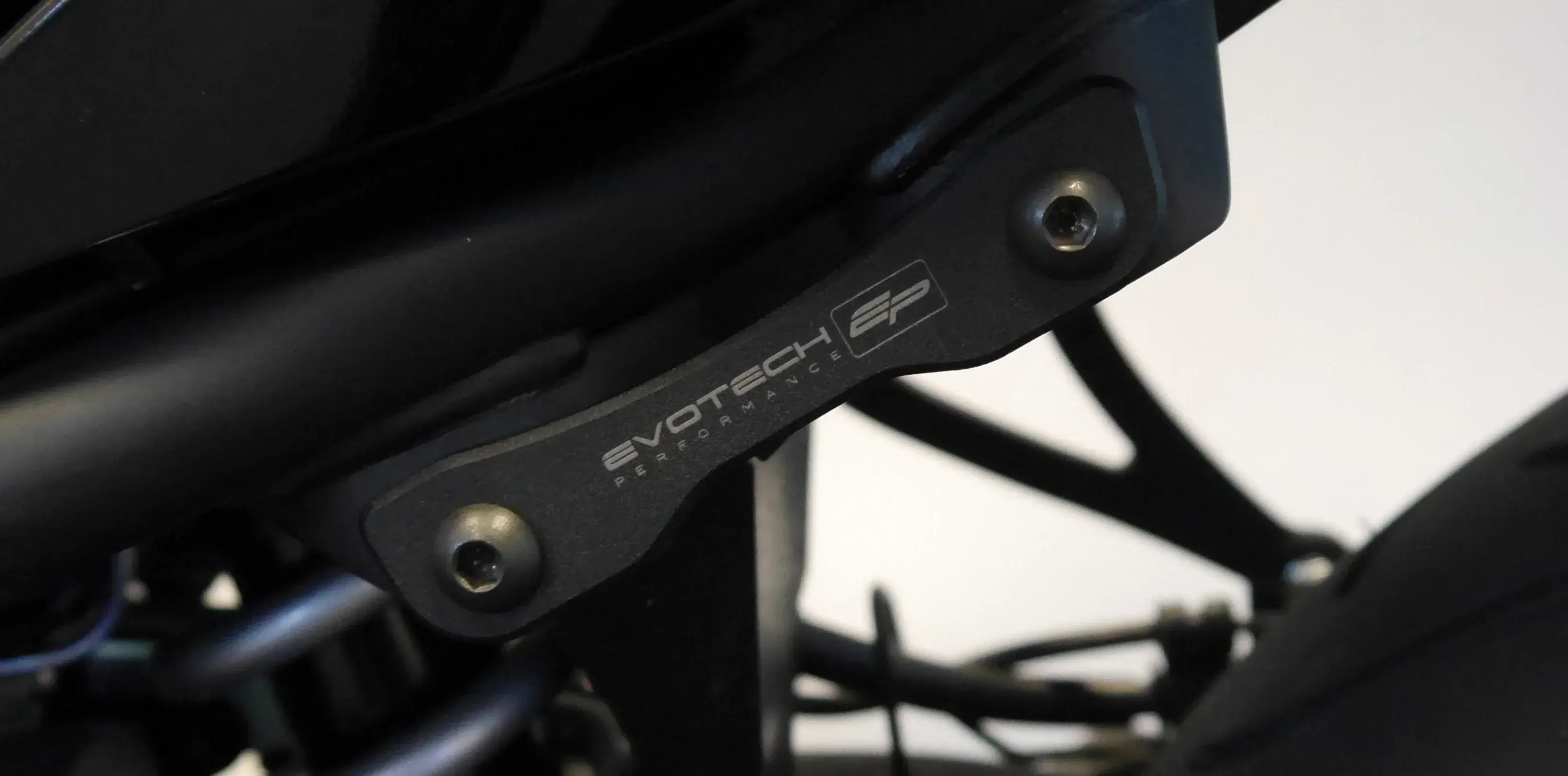 Evotech Yamaha YZF-R3 Exhaust Hanger & Pillion Footpeg Removal Kit (2015+) - Auspuffhalterung | Evotech Performance