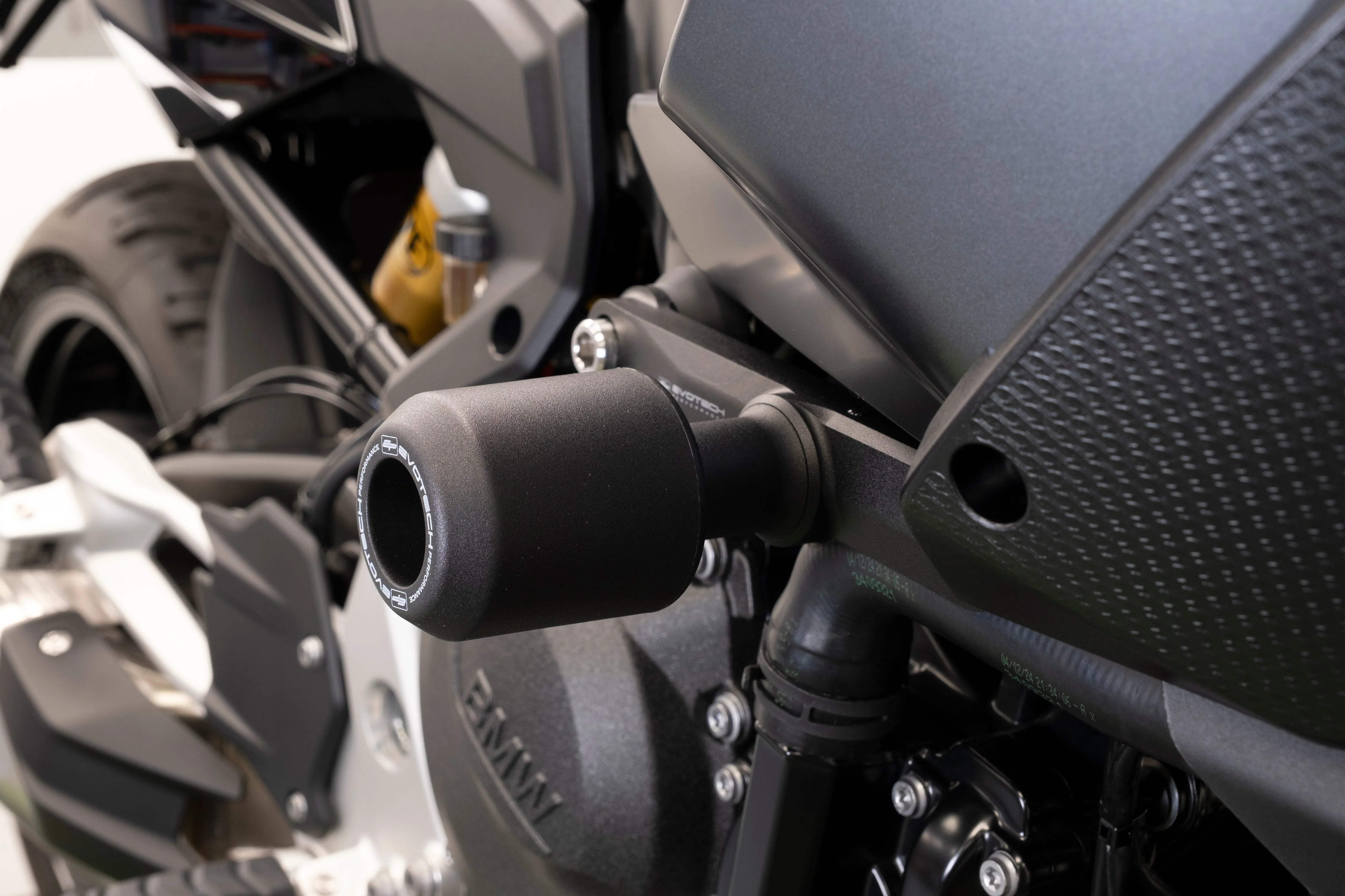 Evotech Crash Protection - BMW F 900 XR Triple Black (2025+) - Sturzpads | Evotech Performance