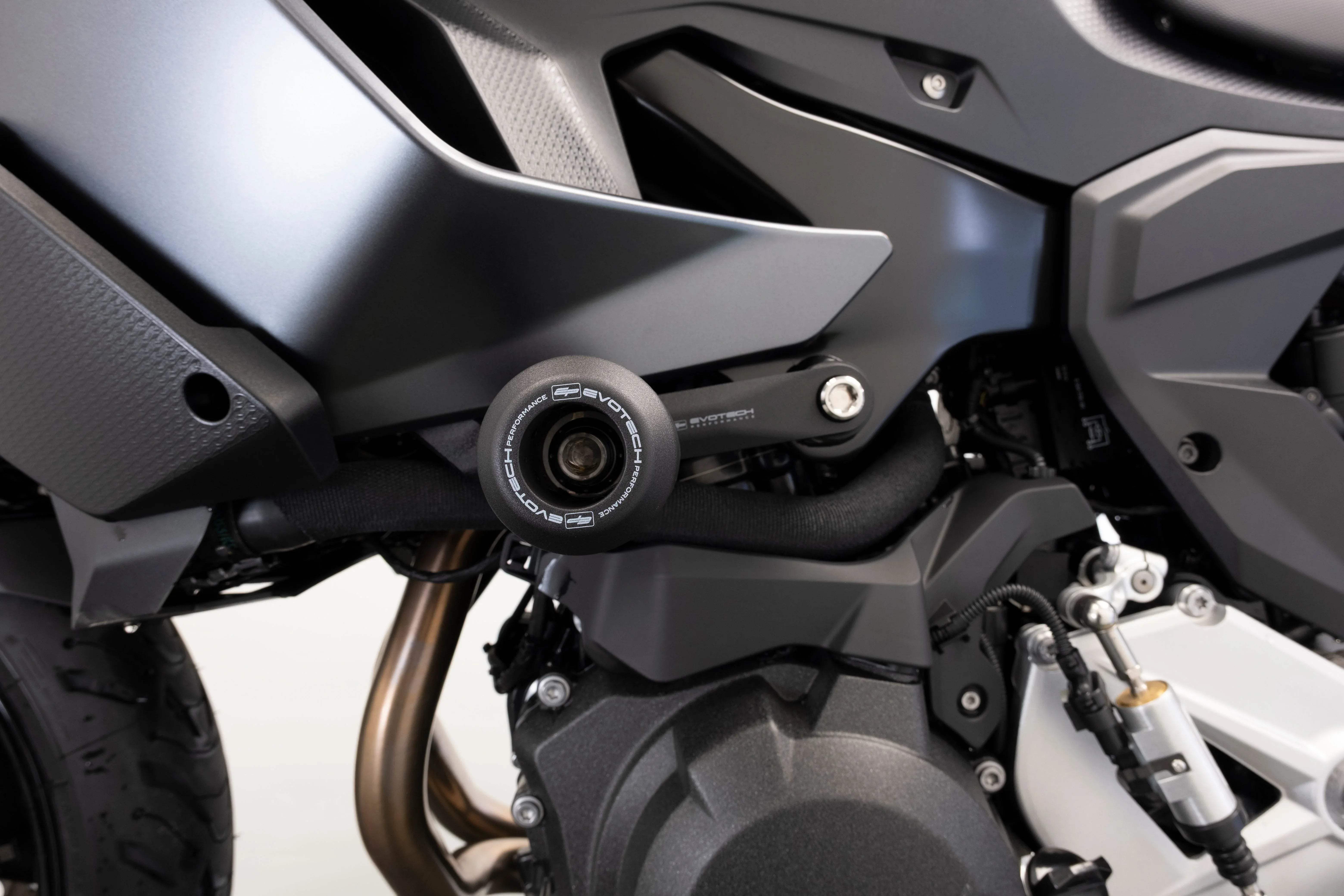 Evotech Crash Protection - BMW F 900 XR Triple Black (2025+) - Sturzpads | Evotech Performance