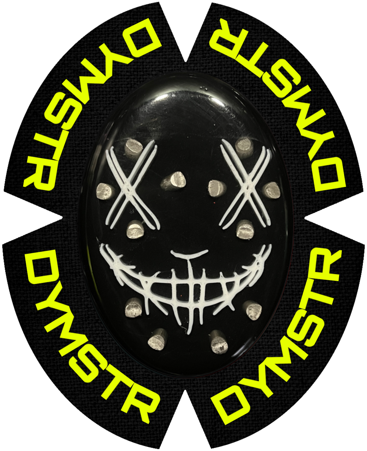 Schwarzer Kunststoff Knieschleifer mit gelber DYMSTR Schrift auf dem Klett. Ein weißes Nail Face mit Titan Stäben. Dieser Knieschleifer macht Sparky Funken beim Schleifen auf der Straße.