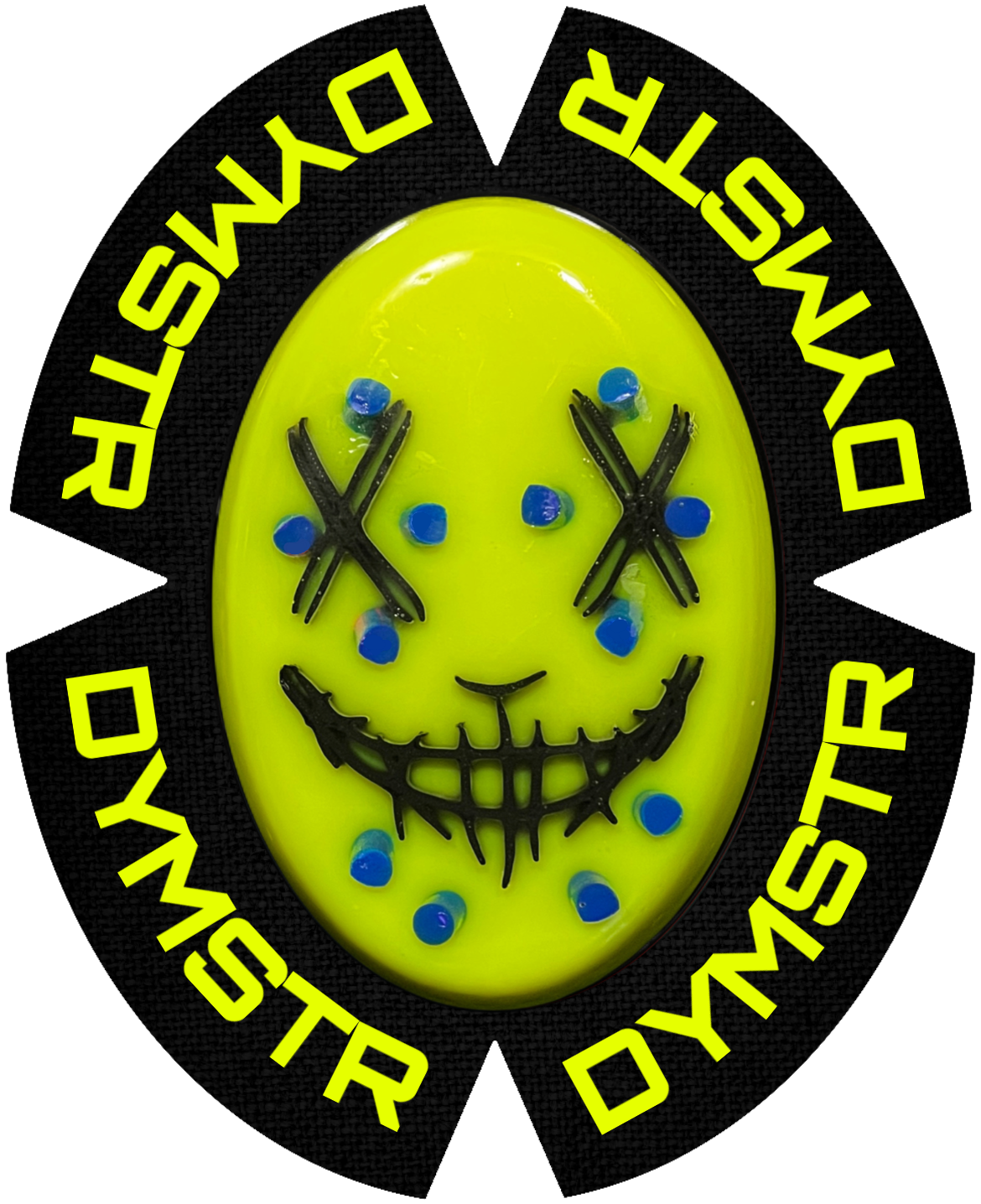 Gelber Kunststoff Knieschleifer mit gelber DYMSTR Schrift auf dem Klett. Ein weißes Nail Face mit blauen Titan Stäben. Dieser Knieschleifer macht Sparky Funken beim Schleifen auf der Straße.