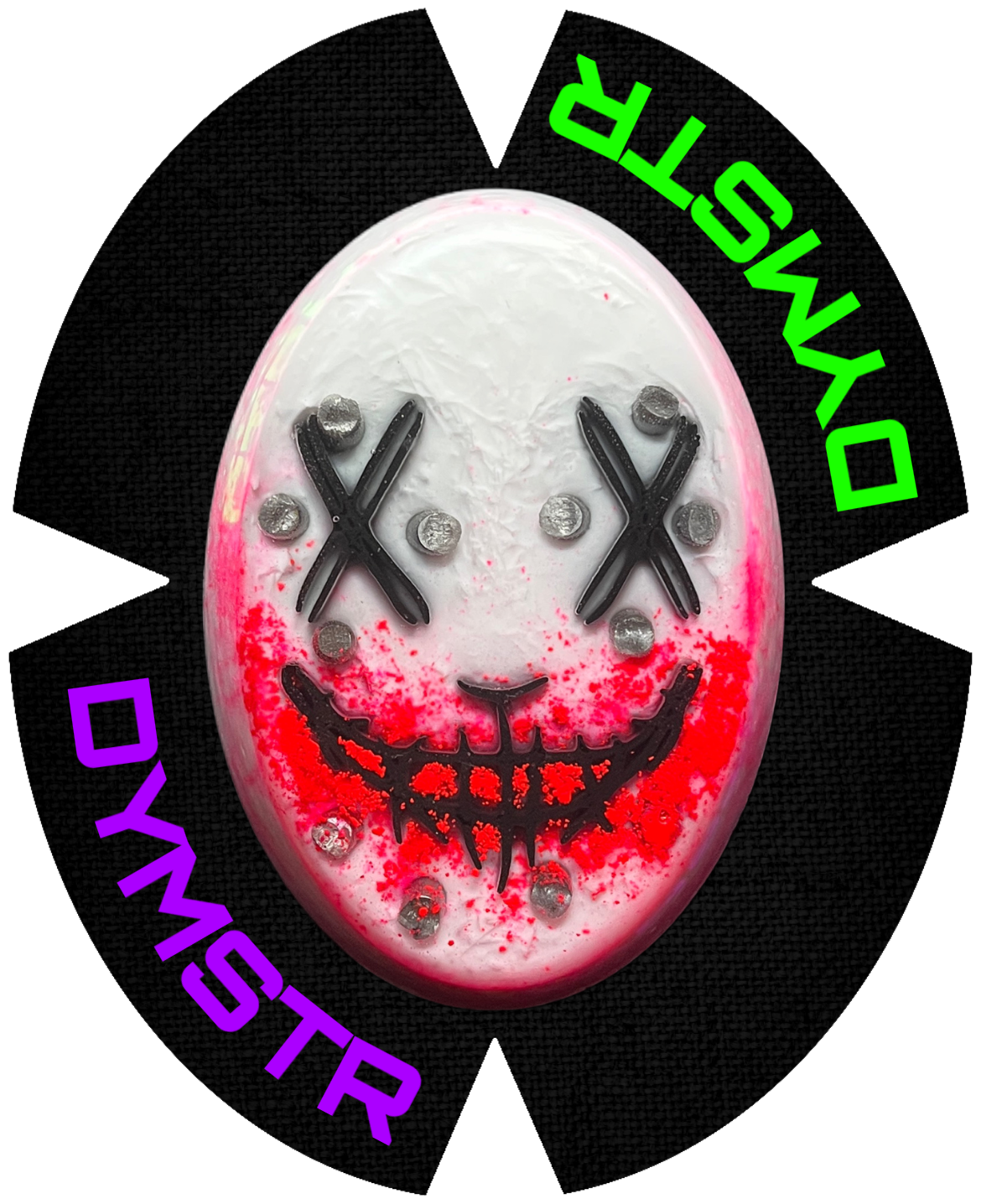 Weiß/roter Kunststoff Knieschleifer mit Grüner und Violetter DYMSTR Schrift auf dem Klett. Ein schwarzes Nail Face mit Titan Stäben. Dieser Knieschleifer macht Sparky Funken beim Schleifen auf der Straße.